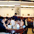 香港「糖朝」甜品頗為知名，粥品口味亦佳，此刻午餐生意興隆。