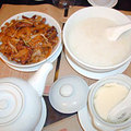 午餐點了瑤柱白粥、炒牛河及「糖朝」招牌點心--豆腐花，味道有點像台灣豆花，但甜味及口感更勝一籌。