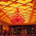 永利酒店大廳美麗的吊燈，我喜歡...美國賭場大亨開的酒店卻有濃濃中國風