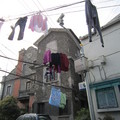 上海街道到處可見內衣褲掛在馬路中間