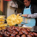 南京獅子橋美食街很多人在賣新鮮的波羅蜜