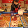 因應小家庭的料理需求，南京市場內許多半製品，回家就可以料理