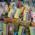 台北南門市場裡賣乾果的舖子，插滿標示，很有趣