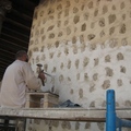 工人正在重新修整「阿那布達房子」的珊瑚石牆