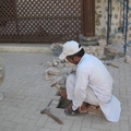 整修「阿那布達房子」的工人，正在舖地磚