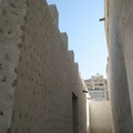 高高的圍牆，窄窄的通道，全是用珊瑚石造的