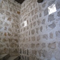 在樓梯的轉角處，珊瑚石牆上有二扇小小的窗