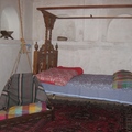 「阿那布達房子」的臥室裡，有張四腳的眠床，還有一個娃娃床