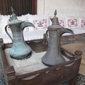 造型古雅的長嘴銅茶壺，是波斯灣居民生活中不可缺少的器物，表徵意義非凡