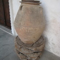 古樸的陶瓶，貯水取水，底座是一截椰棗樹幹