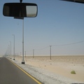 在沙漠公路上奔馳，只見新設的路燈和昔日的電線杆，遙想當年台電和榮工在此地營建的辛勞