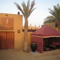 沙漠酒店外面，用帳篷和椰棗樹來襯托浪漫的氣氛