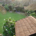 波斯灣畔的渡假別墅，草屋頂綠草坪和雞蛋花，營造出一股南洋風情