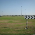 阿布達比綠化沙漠的工程令人嘆服，這是公路旁的綠草地