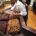 在杜拜的椰棗專賣店，售貨員忙著為顧客挑選椰棗
