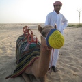 正在服侍遊客體驗乘騎駱駝滋味的阿里和他的駱駝
