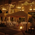 這是朱美拉古城（Madinat Jumeirah）的戶外帳篷，燈火通明，有另一番美感