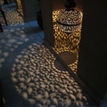 「沙漠城堡」一盞造型特別的燈，投射一地的斑斕，光影的效果令人驚艷