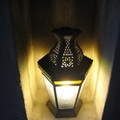 在「沙漠城堡」的轉角處，有一盞立在壁龕裡的燈，很美！