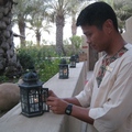 黃昏時，「沙漠城堡」的庭院裡由專人點起一盞盞的油燈