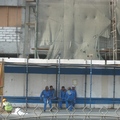 杜拜市區到處都有工程在進行著，所以來自臨近國家的外勞非常多，下班的工人在等交通車