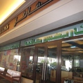 這是開在杜拜購物中心的星巴克咖啡店，齋戒月，白天大門關著不營業啦！