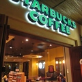 這是開在杜拜觀光夜市的星巴克咖啡店，齋戒月，要到了太陽下山才能營業