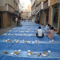 杜拜清真寺的巷子裡，晚禱後，為穆斯林準備了晚餐