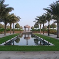 「阿布達比酋長皇宮」建在波斯灣畔，這是臨海的庭院，綠草如茵，戶外有漂亮的水池。