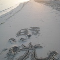 「阿布達比酋長皇宮」的沙灘很美！有一公里長，沙質細緻，馬 亞在沙子上寫大字，非常有趣。