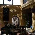這是「沙漠城堡」大廳的一個角落，沐浴在早晨的陽光裡，牆上的光影很美！