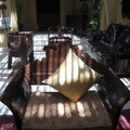 斑斑陽光照在「沙漠城堡」大廳的一張椅子上，非常美！