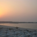 波斯灣的夕陽，照在「阿布達比酋長皇宮」長達1公里的海灘上，非常美！