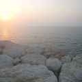 夕陽染紅了海面，杜拜的人工島，全由岩石和沙子所堆成，這裡是「海水和沙子」永恆纏鬥的地方