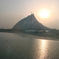 站在Burj Al Arab帆船飯店的高樓裡，望見夕陽掛在對岸，海面一片金波，Jumeirah Beach Hotel朱美拉海灘飯店就在眼前.