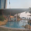黃昏了，氣溫仍然很高，泡在Burj Al Arab的戶外游泳池裡，看夕陽西下，真是爽快！
