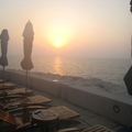 壯闊的波斯灣夕陽就在眼前，在Burj Al Arab的泳池旁，可以感受到杜拜的熱情