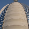 Burj Al Arab 是以帆船造型聞名全球的建築物，這是由戶外的角度來看白色的篷帆。