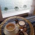 拉開窗帘，就是波斯灣的夕陽，管家送來了下午茶，這頓在房間裡享用的午茶真是愜意