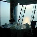 窗外就是波斯灣的夕陽，透過玻璃窗照在Al Muntaha的餐桌上，這是極奢華的午茶時間。