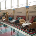 Burj Al Arab 的住客，在spa休憩區享受悠閒的假期，經由白帆調色的空間，更為明朗華麗，這是馬 亞最喜歡的午茶時間