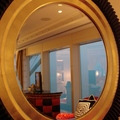 鏡子裡映著波斯灣的暮色，Burj Al Arab的房間裡點亮了燈光，華麗的陳設和繽紛的色彩令人目眩神迷，這是客房二樓的臥室