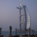 Burj Al Arab 譯名很多，有稱帆船酒店，柏瓷飯店、阿拉伯塔酒店者，造型特殊並以奢華著稱，現在是杜拜的地標，也是觀光客最想留宿的地方。