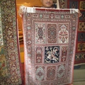 商人正在推銷織花精美的波斯地毯，非常漂亮！馬亞喜歡圖案上的「白馬王子」