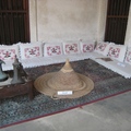 這是沙迦老屋的客廳，地毯上排列著繡花墊子，來訪的賓客請就座！