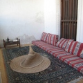 這是沙迦老屋簷廊的小客廳，來訪的賓客就坐在軟墊上。