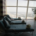 這是位在Burj Al Arab的SPA區泳池畔的椅子，躺在上面休息，可以一邊欣賞杜拜市區的景像