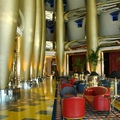坐在二樓的椅子上欣賞Burj Al Arab挑高的中庭和巨大的柱子