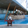 Burj Al Arab以客為尊的服務享譽國際，這是戶外泳池的救生員，坐在空無一人的泳池畔等著為貴客服務