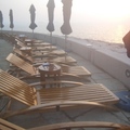 夕陽西下，波斯灣畔熱氣蒸騰，這是Burj Al Arab戶外泳池的躺椅